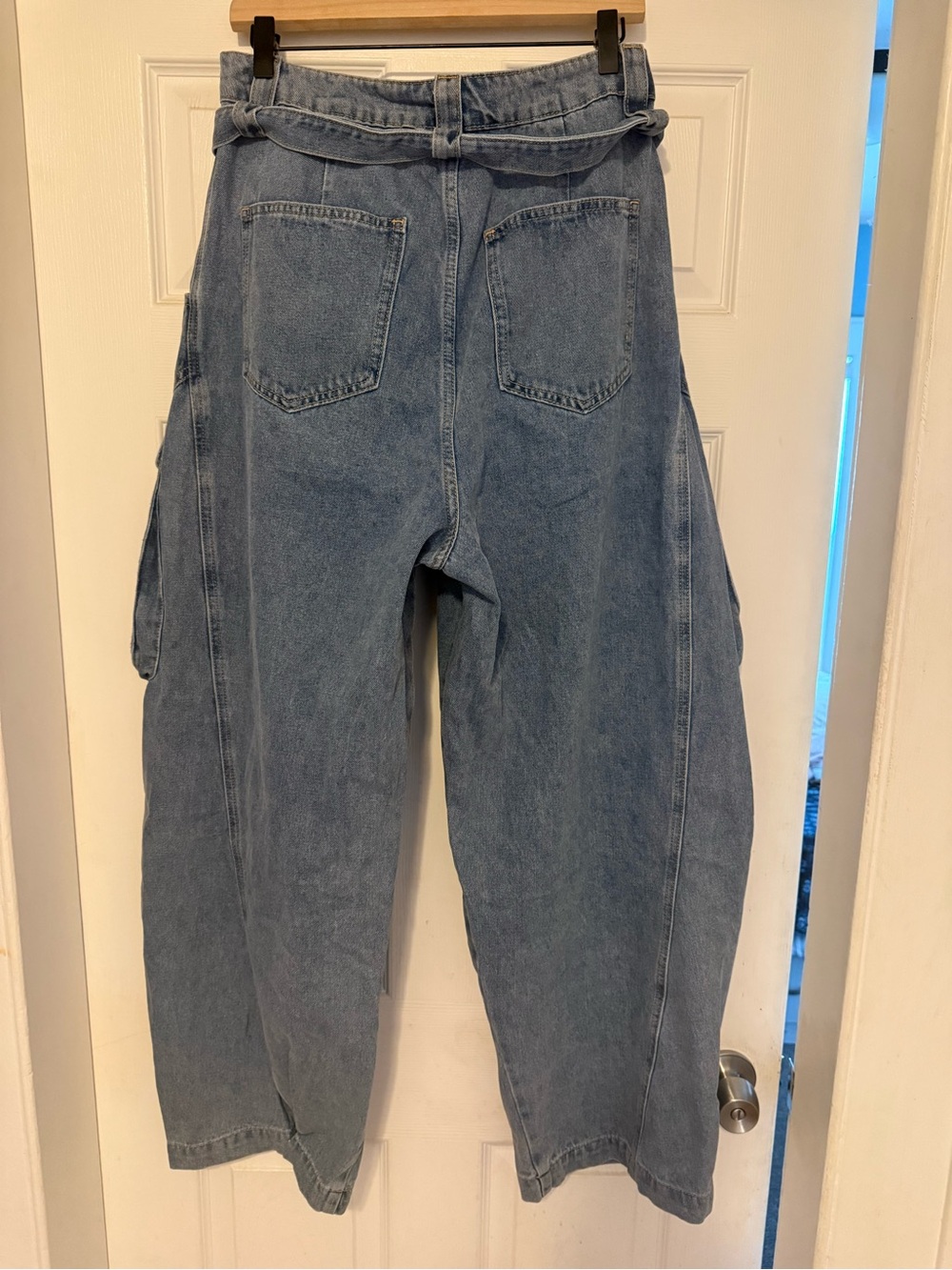 High-Waist Blue Wide-Leg Cargo Jeans with Belt - Picture 3 of 4